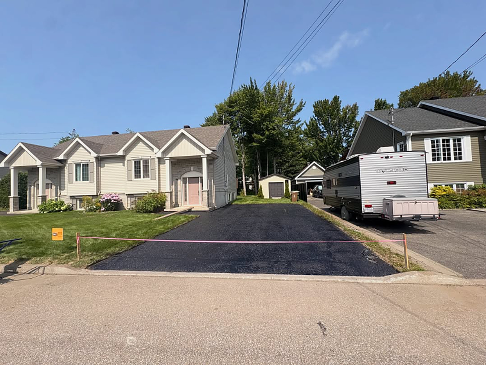 Entrée résidentielle — Surface fraîchement scellée